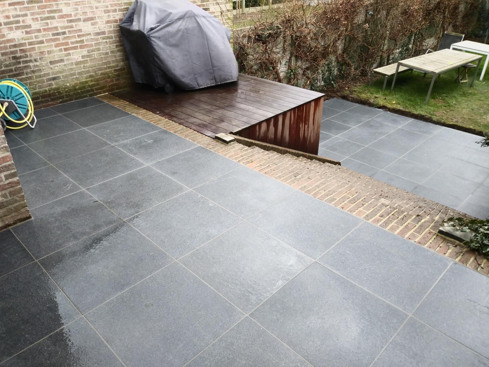 Terras in hout en natuursteen Terras in hout en natuursteen